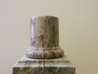 KUNSTHANDWERK-Säulenförmige Buchstütze aus Fior di Pesco Carnico Marmor-Berlin-in Italien hergestellt